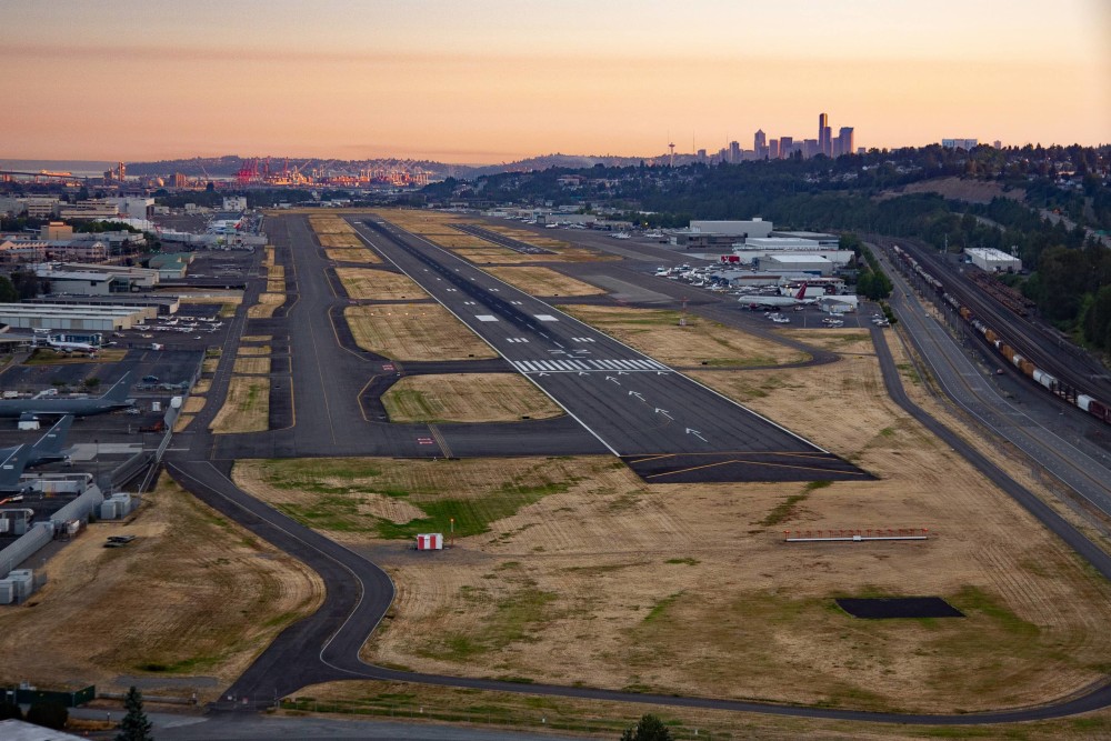 俯瞰 KCIA 跑道和城市天际线的航拍图像。